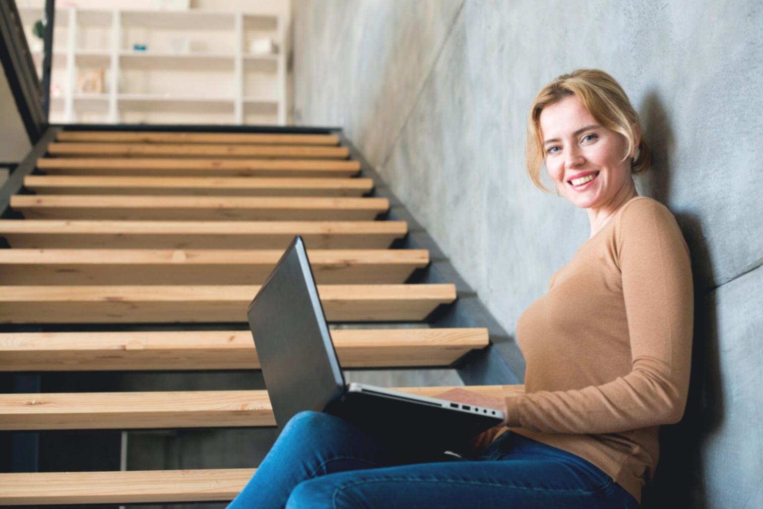 Professionelle Finanzanalyse-Arbeitsplatz mit Charts und Daten