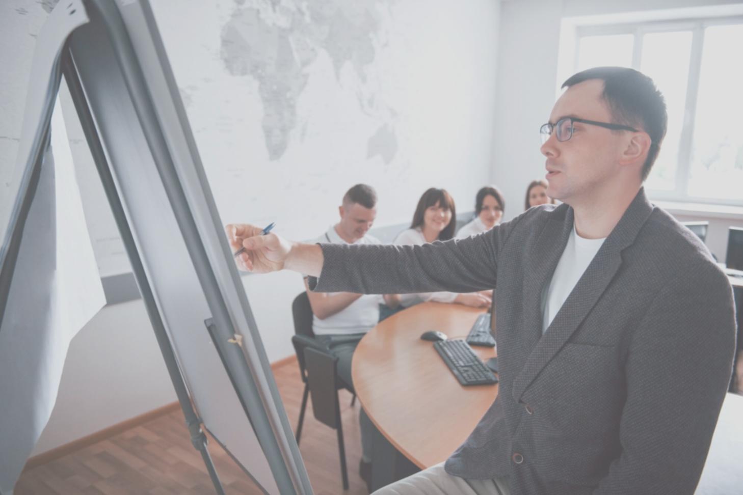 Modernes Büro mit Arbeitsplätzen und Besprechungsbereich